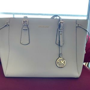 MK. Micheal Kors Voyager LOGO tote bag.